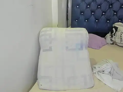 Snapshot of dulcex15 chatting on 06-20-26, 09:28 dulcex15 online show from 06-20-26, 09:28