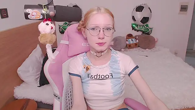 Snapshot of blush chatting on 07-17-26, 11:39 blush online show from 07-17-26, 11:39