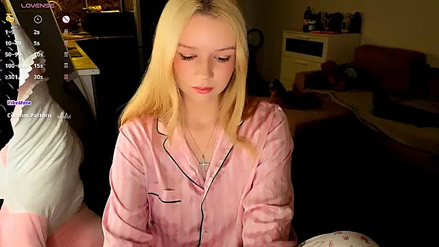 Snapshot of viyy chatting on 07-14-26, 10:37 viyy online show from 07-14-26, 10:37