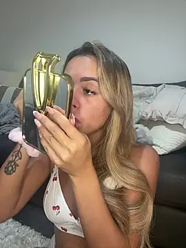Snapshot of Harrietbronzex chatting on 08-03-26, 02:22 Harrietbronzex online show from 08-03-26, 02:22