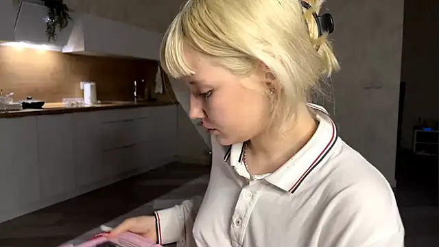 Snapshot of Emillema chatting on 06-16-26, 10:34 Emillema online show from 06-16-26, 10:34