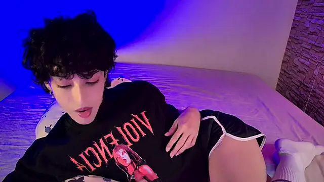 Snapshot of xFemboyToy chatting on 06-28-26, 01:33 xFemboyToy online show from 06-28-26, 01:33