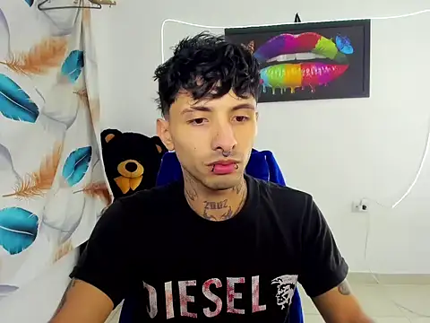 Snapshot of felix_mSqueen chatting on 06-17-26, 02:14 felix mSqueen online show from 06-17-26, 02:14
