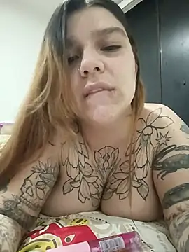 Snapshot of Julieta_01 chatting on 06-24-26, 05:06 Julieta 01 online show from 06-24-26, 05:06