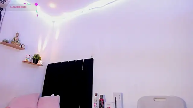 Snapshot of hellokitty900 chatting on 07-19-26, 12:42 hellokitty900 online show from 07-19-26, 12:42