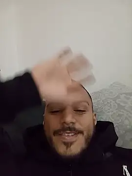 Edneishenrique online show from 06-18-26, 04:33