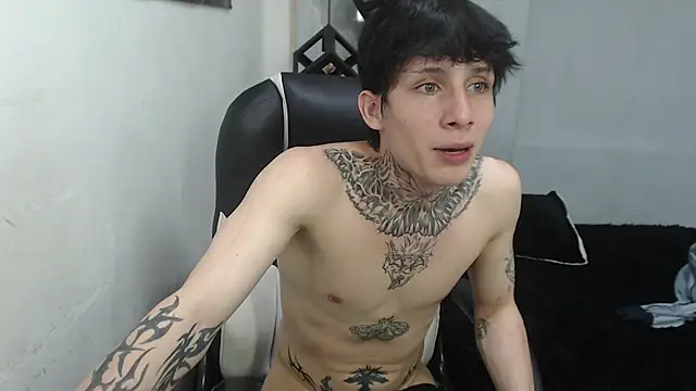 Snapshot of Cry_thereal chatting on 06-22-26, 01:51 Cry thereal online show from 06-22-26, 01:51