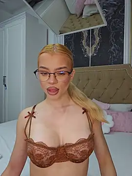Snapshot of YasminnDoll chatting on 06-24-26, 04:11 YasminnDoll online show from 06-24-26, 04:11