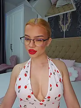 Snapshot of YasminnDoll chatting on 06-28-26, 03:45 YasminnDoll online show from 06-28-26, 03:45