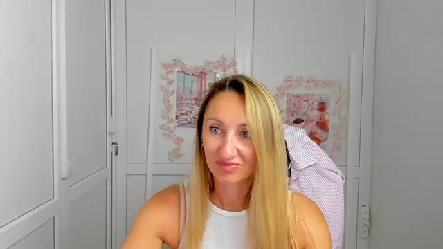 Snapshot of LilyDreamm chatting on 06-19-26, 06:29 LilyDreamm online show from 06-19-26, 06:29
