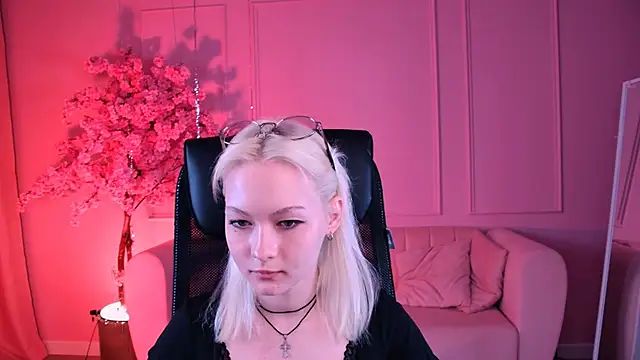Snapshot of OliviaVale chatting on 06-20-26, 09:56 OliviaVale online show from 06-20-26, 09:56