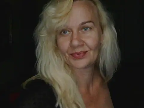 Snapshot of Ravelynni chatting on 07-25-26, 02:25 Ravelynni online show from 07-25-26, 02:25