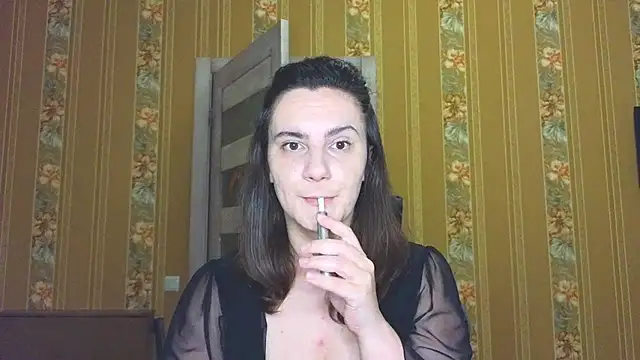 Snapshot of lil_smile chatting on 06-25-26, 01:05 lil smile online show from 06-25-26, 01:05