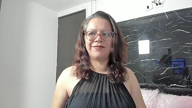 ELLE HADID online show from 06-22-26, 03:31