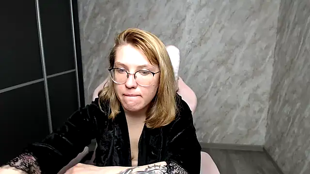 Reginasmilee online show from 03-17-25, 07:24