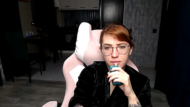 Reginasmilee online show from 11-13-25, 01:26