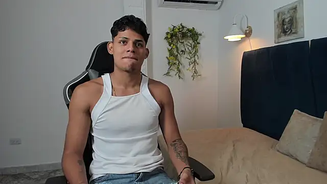 Snapshot of valerio_cum18 chatting on 06-24-26, 01:43 valerio cum18 online show from 06-24-26, 01:43