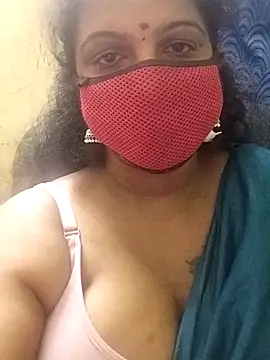Snapshot of Poojitha-Queen chatting on 07-15-26, 05:18 Poojitha-Queen online show from 07-15-26, 05:18