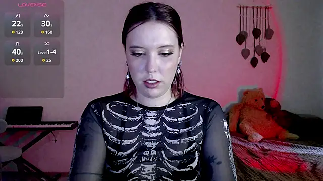 Snapshot of ember_lune chatting on 07-14-26, 08:30 ember lune online show from 07-14-26, 08:30