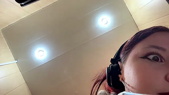 Snapshot of SuzanMoote chatting on 07-17-26, 11:17 SuzanMoote online show from 07-17-26, 11:17
