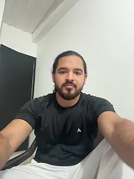 Snapshot of Efren_Fernandez chatting on 08-04-26, 01:31 Efren Fernandez online show from 08-04-26, 01:31