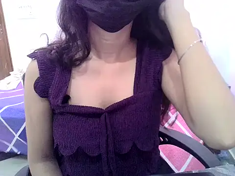 Snapshot of PRIYANKA_KHAAN chatting on 07-08-26, 08:52 PRIYANKA KHAAN online show from 07-08-26, 08:52