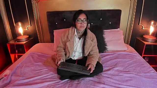 Gahia Thompson online show from 07-20-26, 11:45