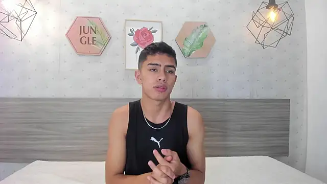 Snapshot of Alejo_Jones_ chatting on 07-15-26, 11:37 Alejo Jones online show from 07-15-26, 11:37