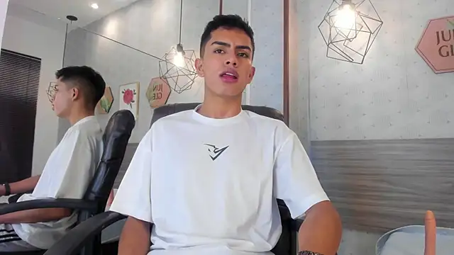 Snapshot of Alejo_Jones_ chatting on 07-17-26, 12:01 Alejo Jones online show from 07-17-26, 12:01