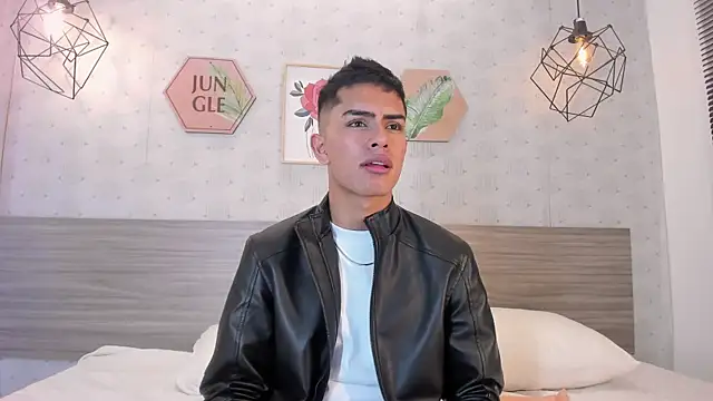 Snapshot of Alejo_Jones_ chatting on 07-25-26, 12:36 Alejo Jones online show from 07-25-26, 12:36