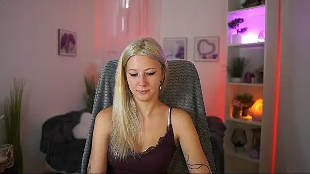 Snapshot of EmilySwann_ chatting on 07-14-26, 01:17 EmilySwann online show from 07-14-26, 01:17