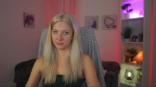 Snapshot of EmilySwann_ chatting on 07-15-26, 06:35 EmilySwann online show from 07-15-26, 06:35
