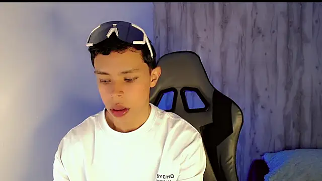 Snapshot of JeifMoon_ chatting on 07-15-26, 12:43 JeifMoon online show from 07-15-26, 12:43