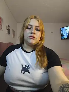 Snapshot of Kit_Cat chatting on 07-15-26, 03:01 Kit Cat online show from 07-15-26, 03:01