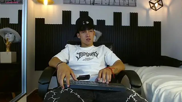 Snapshot of ren_storm chatting on 07-29-26, 03:26 ren storm online show from 07-29-26, 03:26