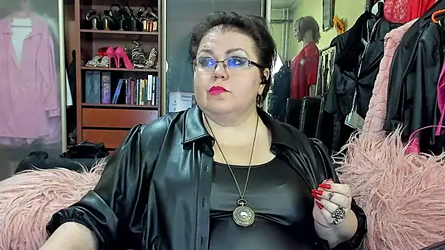 Snapshot of KaryQueen chatting on 12-17-24, 06:20 KaryQueen online show from 12-17-24, 06:20