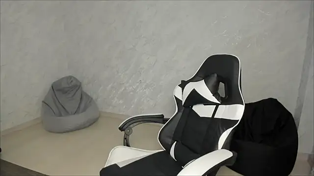Snapshot of ViolaMon chatting on 07-20-26, 08:33 ViolaMon online show from 07-20-26, 08:33
