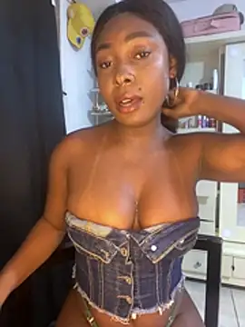 Snapshot of Emilybrowm01 chatting on 07-14-26, 02:05 Emilybrowm01 online show from 07-14-26, 02:05