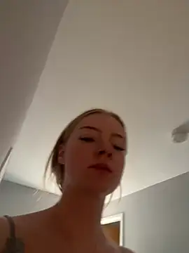 Snapshot of bleurose18 chatting on 07-31-26, 11:53 bleurose18 online show from 07-31-26, 11:53
