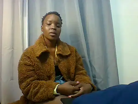 Snapshot of Luxy_butee chatting on 07-12-26, 08:27 Luxy butee online show from 07-12-26, 08:27