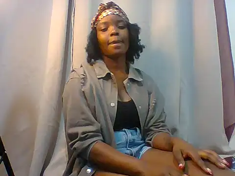 Snapshot of Luxy_butee chatting on 07-28-26, 10:54 Luxy butee online show from 07-28-26, 10:54