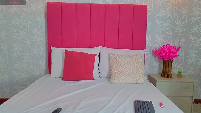 Snapshot of Mia_Noirr chatting on 07-27-26, 12:34 Mia Noirr online show from 07-27-26, 12:34