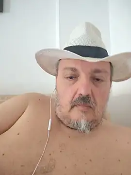 Snapshot of Theitalianpapi chatting on 07-15-26, 03:50 Theitalianpapi online show from 07-15-26, 03:50
