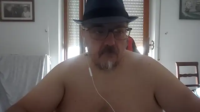 Snapshot of Theitalianpapi chatting on 07-27-26, 08:21 Theitalianpapi online show from 07-27-26, 08:21
