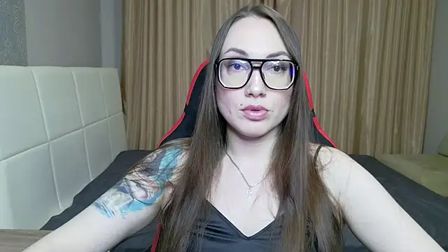 Snapshot of CarolineGlow_ chatting on 07-21-26, 05:15 CarolineGlow online show from 07-21-26, 05:15
