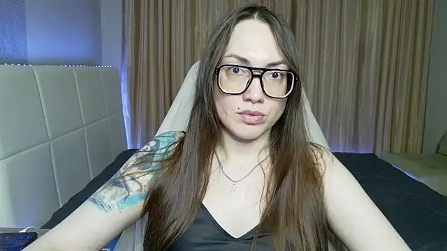 Snapshot of CarolineGlow_ chatting on 07-27-26, 05:42 CarolineGlow online show from 07-27-26, 05:42