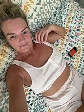 Snapshot of Holly-BlondeMILF44 chatting on 07-20-26, 11:12 Holly-BlondeMILF44 online show from 07-20-26, 11:12
