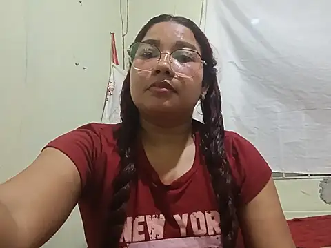 Snapshot of Stella_rouge chatting on 07-16-26, 02:06 Stella rouge online show from 07-16-26, 02:06