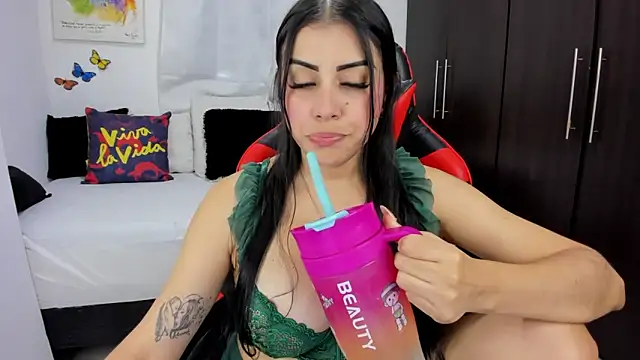 Snapshot of lucy007_ chatting on 03-04-25, 08:05 lucy007 online show from 03-04-25, 08:05