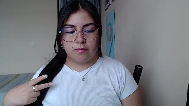 Snapshot of Alejaa_33 chatting on 07-18-26, 10:13 Alejaa 33 online show from 07-18-26, 10:13